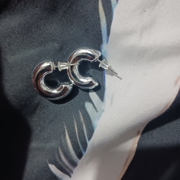 Women Silver Fashion Super mini Hoop Earrings - Picture 5 of 8